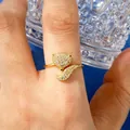 Bague renard délicate plaquée or avec pierres claires portée au doigt pour l'affichage SKU - Taille 5 / Style Renard / Or