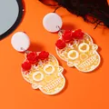 Orecchini a teschio gotico in acrilico con rose rosse per Halloween su sfondo arancio. - Colore AB Scintillante