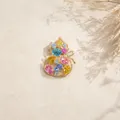 Detail van elegante goudkleurige kalebas broche met kleurrijke kristallen en strik - Gekleurde Strass Flespompoen Broche