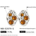 Detailansicht unregelmäßiger Edelstahl-Ohrringe mit Tigeraugen-Steinen und Maßen. - Silberner Stil (NB-E2079-S) / 18K-Gold