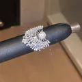 Vue détaillée d'une bague argentée en éventail avec des zircons brillants et une perle - Fan-Shaped Pearl Style (1#) / Ouvert Réglable / Argent