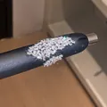 Gros plan d'une bague ouverte en zircon marquise étincelant sur un support noir. - Style Géométrique Marquise (3#) / Ouvert Réglable / Argent