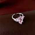Makroaufnahme eines silbernen Rings mit pinkfarbenem Zirkonia im Marquiseschliff. - Ring-Silberfarben-Rosa