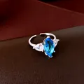Detailansicht eines luxuriösen blauen Zirkonrings im Marquise-Schliff für Frauen - Ring-Silber-Blau