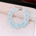 Détail du bracelet en dentelle perlée bleu clair avec perles gouttes claires. - Bracelet-Argent-Bleu