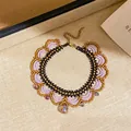 Collier ras du cou élégant en dentelle perlée avec pendentif en cristal doré. - Bracelet-Noir Violet Café