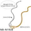 Detailansicht einer Edelstahlhalskette mit ineinandergreifenden Straßringen und Maßen. - 43+5.5cm