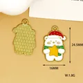 Detaillierte Maße des Weihnachts-Eisbär-Emaille-Anhängers mit Höhen- und Breitenangaben - Weihnachtsbär