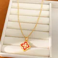 Vista dettagliata collana placcata oro 24K con ciondolo fiore rosso e zirconi cubici bianchi - Collana (Oro Rosso)