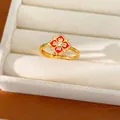 Dettaglio di un anello vintage placcato oro 24K con fiore in smalto rosso e zirconi luccicanti - Anello (Oro Rosso)