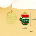 Nahaufnahme eines roten und grünen Emaille-Weihnachtshandschuh-Anhängers mit Maßen - Weihnachtshandschuhe