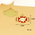 Detailansicht des roten Emaille-Anhänger-Bonbons mit HAPPY-Text und 23mm x 15mm Maß - Weihnachtssüßigkeit