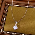Elegante Halskette mit rhombenförmigem Zirkonia-Anhänger auf antikem Samtrahmen. - Halskette / Silber-Lila