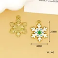 Detailansicht weißer Emaille-Schneeflocken-Anhänger mit Maßen 25mm x 19mm - Schneeflocke