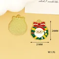 Makroansicht des Weihnachtsmann-Kranzanhängers mit Größe 21x24mm für DIY-Schmuck - Weihnachtskranz