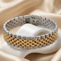 Détail d'un bracelet bicolore en acier inoxydable style montre sur fond satin - 12mm / Or & Argent