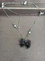 Elegante schwarze Halskette mit gepunkteter Schleife und Perlen an einer langen Kette. - Schwarzes Punktmuster-Schleifen-Stil (Klein)