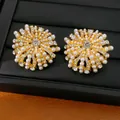 Detailansicht der goldenen Sonnenblumen-Ohrringe mit Perlen und funkelnden Kristallen - Silber-Ohrstecker-Stil / Gold-Weiß