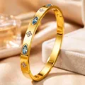Goldene Edelstahl Armreif mit blauen Marquise-Steinen und Kleeblatt-Detailansicht - Gold