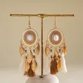 Gros plan détaillé de boucles d'oreilles bohèmes avec glands, feuilles d'or et résine blanche. - 1# Style Crochet d'Oreille / Or-Café Foncé