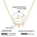 Detailweergave van 18k vergulde roestvrijstalen ketting met heldere kristallen en afmetingen - Geometrische Hanger Stijl (JDN0207043)