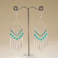 Vue détaillée de boucles d'oreilles bohèmes argentées avec perles turquoise et plumes. - 4# Style Crochet d'Oreille / Argent-Bleu
