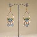 Détail de gros plan de boucles d'oreilles dorées avec cristaux bleus et perles blanches - 5# Style Crochet d'Oreille / Or-Bleu