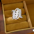 Exquisiter silberner geometrischer Ring mit funkelnden Zirkonia-Steinen - Offenes Design / Silber