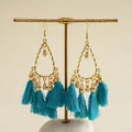Gros plan sur d'élégantes boucles d'oreilles dorées avec des pompons bleu canard - 9# Style Crochet d'Oreille / Or-Bleu