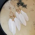 Vue détaillée de boucles d'oreilles style nouveau chinois avec plumes blanches et cadre doré - 19# Style Crochet d'Oreille / Or-Blanc