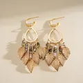 Détail de boucles d'oreilles dorées à pampilles de feuilles et perles en résine - 27# Style Tige d'Oreille en Argent / Or