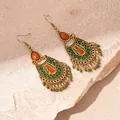 Détail de boucles d'oreilles bohèmes avec incrustations en résine et franges perlées. - 30# Style Crochet d'Oreille / Or-Vert
