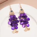 Détail de boucles d'oreilles élégantes en forme de poisson aux écailles violettes. - 37# Style Crochet d'Oreille (Gland en Forme de Poisson Violet) / Violet