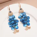 Vue détaillée de boucles d'oreilles poisson en résine bleue avec perle mauvais œil - 39# Style Crochet d'Oreille (Gland en Forme de Poisson Bleu Foncé) / Bleu foncé