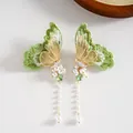 Vue détaillée de boucles d'oreilles papillon avec broderie verte et longs glands de perles. - 41# Style Tige en Argent 925 (Gland Papillon Vert) / Or-Vert