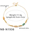 Vue détaillée du collier en nacre géométrique plaqué or 18 carats avec dimensions. - 42.5cm+5cm