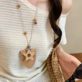 Détail du collier en cordon cuir avec pendentif étoile et clip lunettes fonctionnel - Étoile / Collier-Café