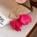Elégantes créoles ovales dorées avec des pompons en résine rose vif en forme de pétale. - Style Tige en Argent (52#) / Or-Rose