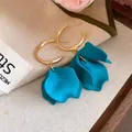 Boucles d'oreilles créoles dorées avec de magnifiques pétales en résine bleue chic - Style Tige en Argent (55#) / Or - Bleu Mat