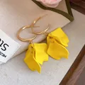Boucles d'oreilles pendantes pétales en résine jaune avec anneaux ovales dorés chic - Style Tige en Argent (56#) / Or-Jaune