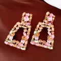 Detailansicht bunter Strass-Ohrringe in Trapezform mit goldfarbener Metallbasis für Damen - Silber-Ohrstecker-Stil / Rosa Braun Grün