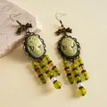 Boucles d'oreilles pendantes vintage en résine camée verte avec détails de nœuds en bronze. - Style Crochet d'Oreille (63#) / Or Antique-Vert