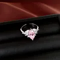 Gedetailleerde close-up van de roze marquise-geslepen zirkoon van deze zilveren ring - Zilver-Roze
