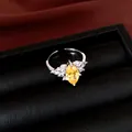 Detail van een zilveren verstelbare ring met een sprankelende gele marquise geslepen zirkoon - Zilver-Geel