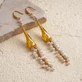Élégantes boucles d'oreilles pendantes dorées avec grappes de perles blanches en vue SKU - Style Crochet d'Oreille (66#) / Or-Blanc