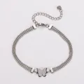 Dettaglio del bracciale a tre strati in acciaio inox con ciondolo a farfalla opaca - Bracciale Farfalla a Tre Strati / Colore acciaio
