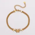 Dettaglio del bracciale a tripla catena in acciaio dorato con farfalla satinata. - Bracciale Farfalla a Tre Strati / Oro
