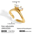 Detail eines verstellbaren Edelstahlrings mit zwei funkelnden Zirkonia im Wellendesign - Doppelstein Welliger Offener Ring (JDR0105305)