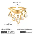 Detailansicht eines gewellten goldenen Edelstahlrings mit Zirkon-Quastenanhängern - Fünf-Stein-Quaste Welliger Offener Ring (JDR0307041)