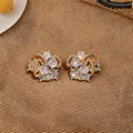 Boucles d'oreilles géométriques en zircon de style français avec accents sophistiqués en fil d'or. - Style Géométrique (HE35697) / Aiguille en argent / Or Café Léger
